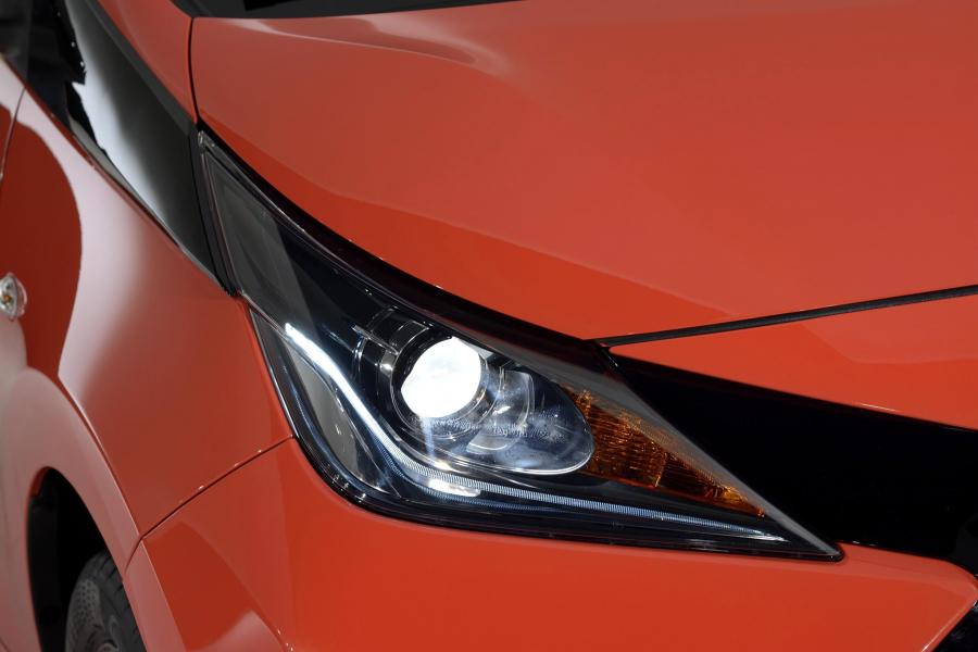  Toyota Aygo x-cite 5-Door 2015 года  (фото 5 из 7)